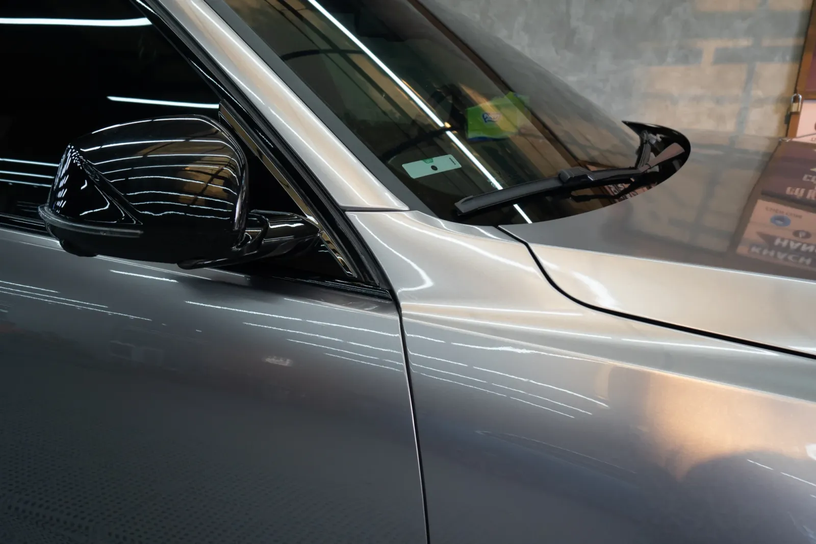 Dán đổi màu xe VinFast Lux SA Gloss Ash Gray khu vực cửa và thân xe