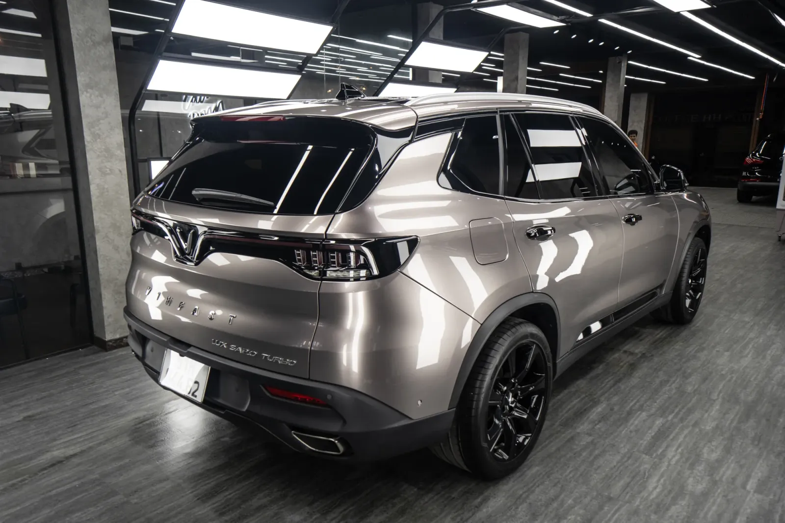 Dán đổi màu xe VinFast Lux SA Gloss Ash Gray góc 3/4 phía sau