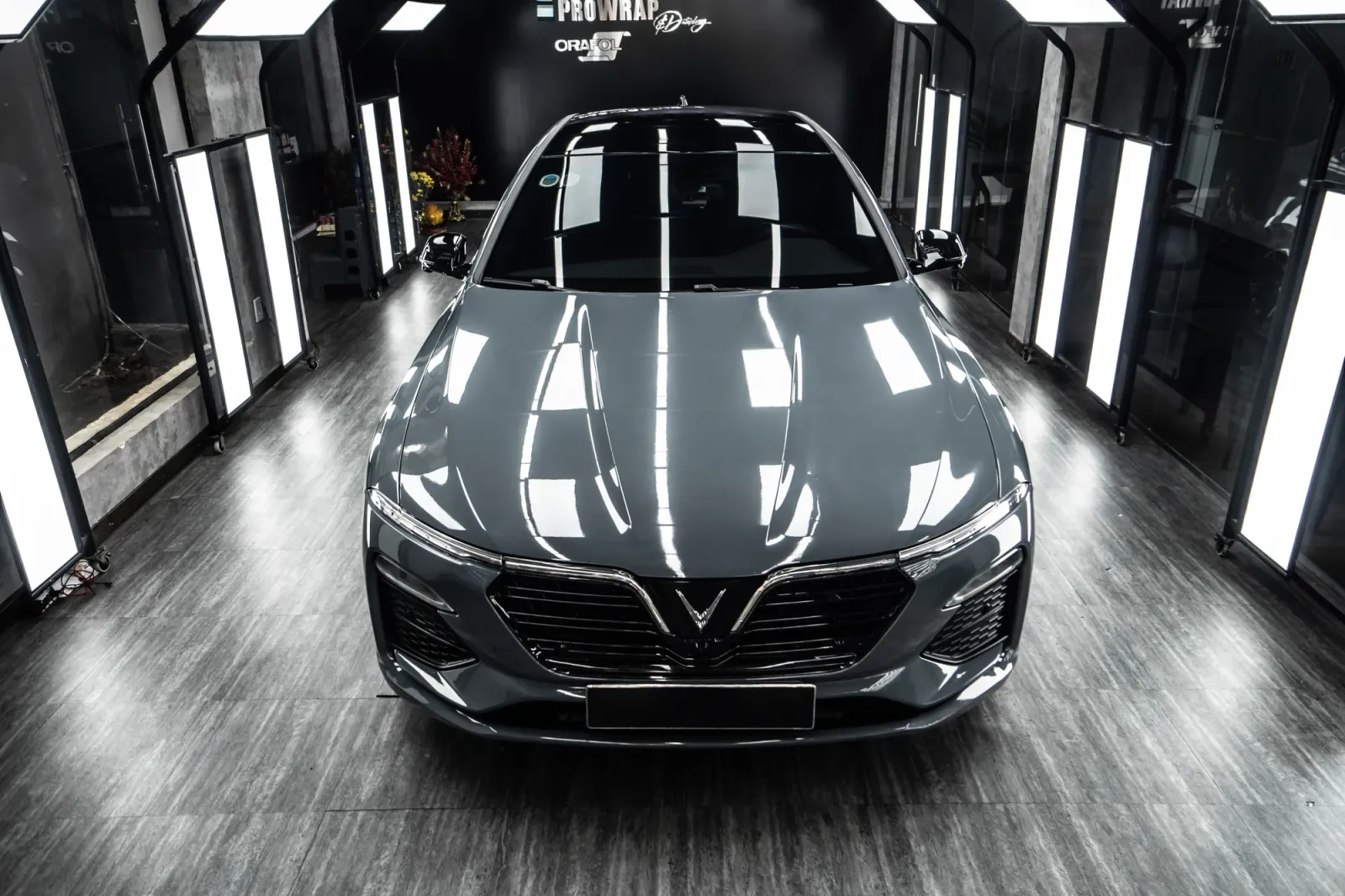 VinFast Lux A Gloss Amazon Gray chi tiết đầu xe sau khi wrap