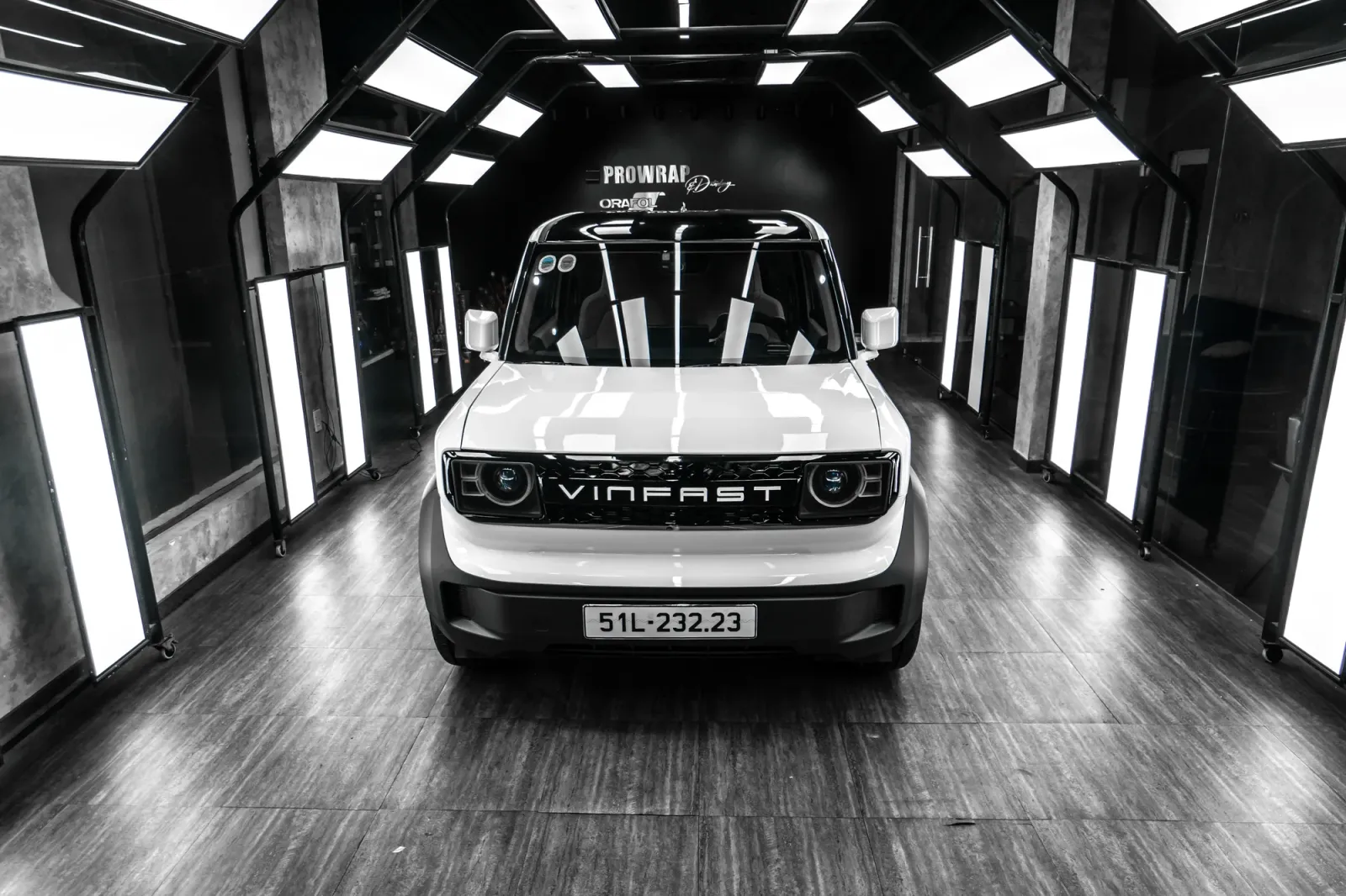 dán đổi màu xe VinFast VF3 Gloss White Black Roof góc chính diện