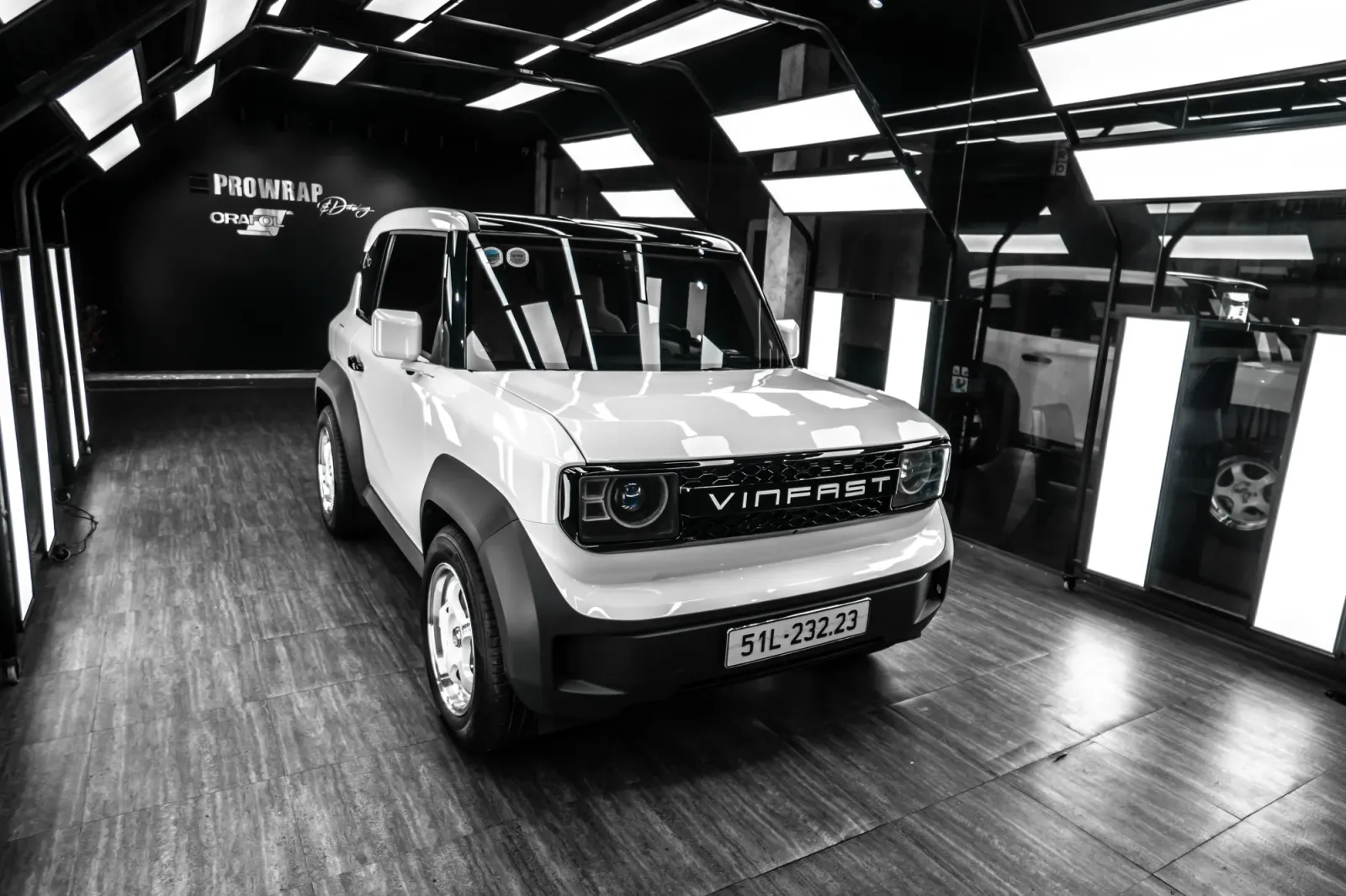 dán đổi màu xe VinFast VF3 Gloss White Black Roof góc trước