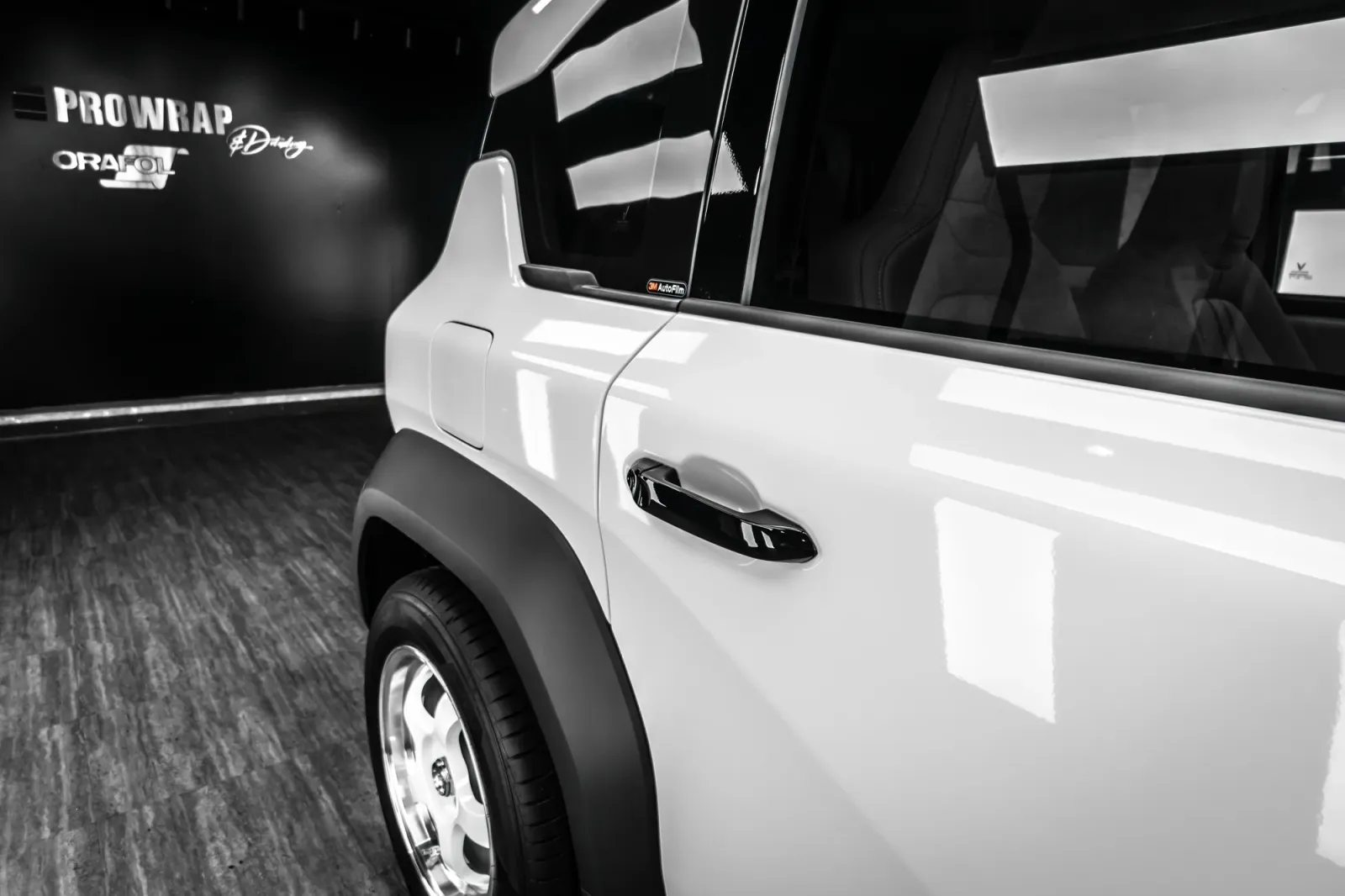 dán đổi màu xe VinFast VF3 màu Gloss White nóc Black Roof