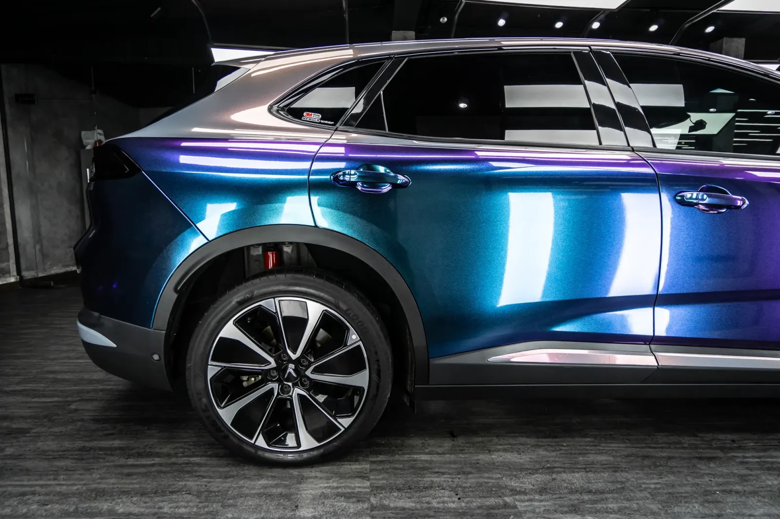 dán đổi màu xe VinFast VF8 Gloss Chameleon Blue Purple phần hông