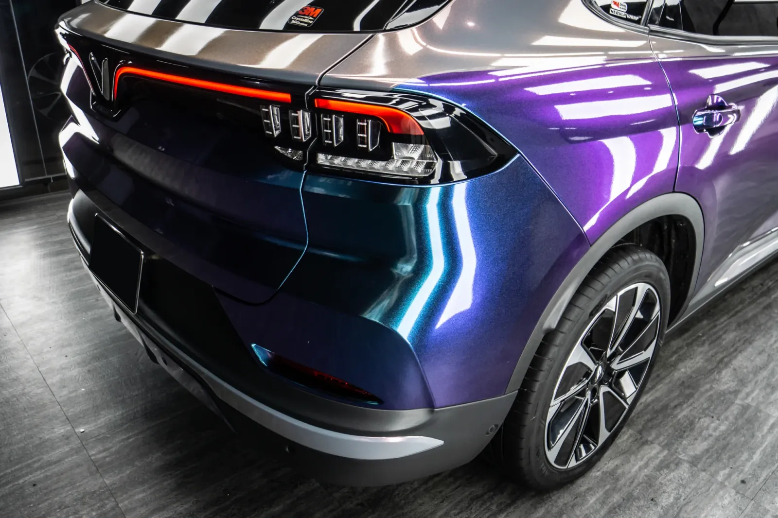 dán đổi màu xe VinFast VF8 Gloss Chameleon Blue Purple Sunset phía sau