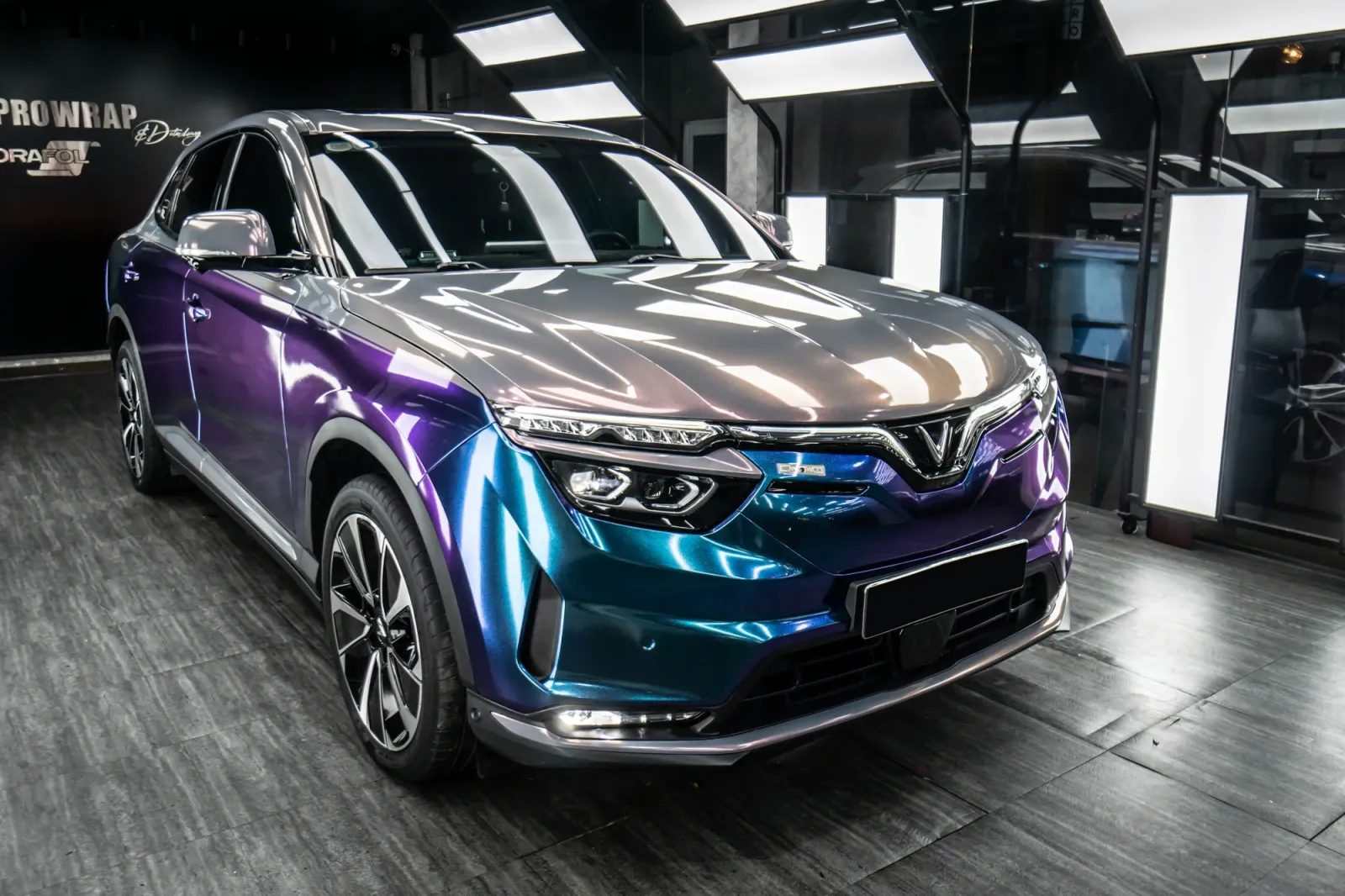 dán đổi màu xe VinFast VF8 Gloss Chameleon Blue Purple Sunset góc 3/4 phía trước