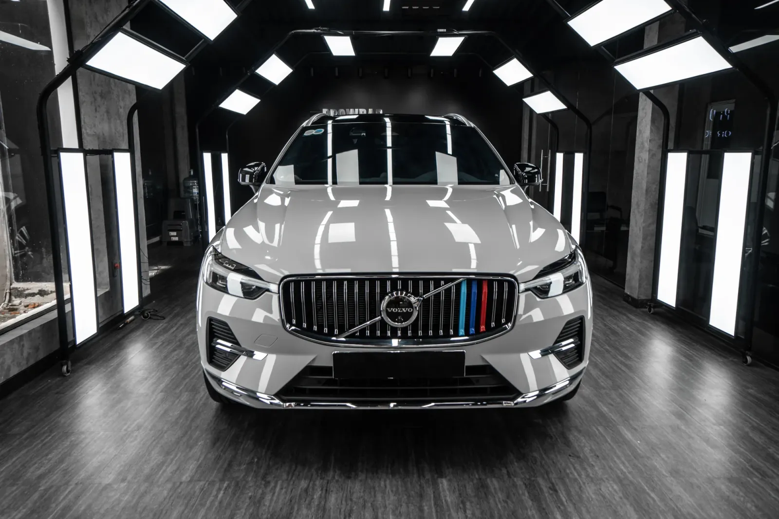 Volvo XC60 Gloss Volcanic Gray chi tiết đầu xe sau khi wrap