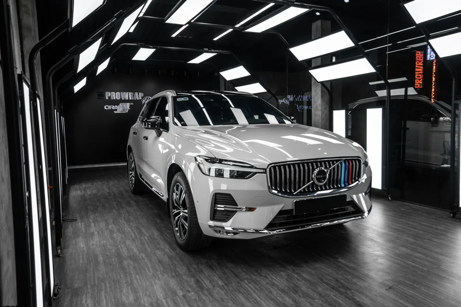 Dán đổi màu xe Volvo XC60 Gloss Volcanic Gray góc 3/4 phía trước