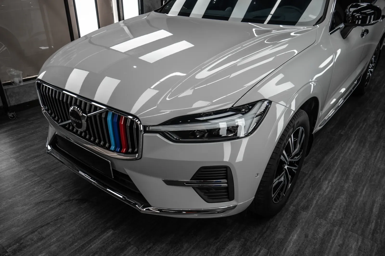 Thi công dán đổi màu xe Volvo XC60 Gloss Volcanic Gray trên capo