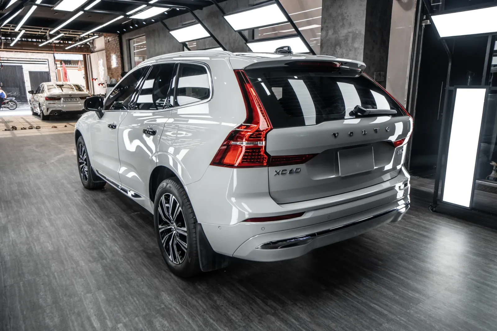 Dán đổi màu xe Volvo XC60 Gloss Volcanic Gray góc 3/4 phía sau