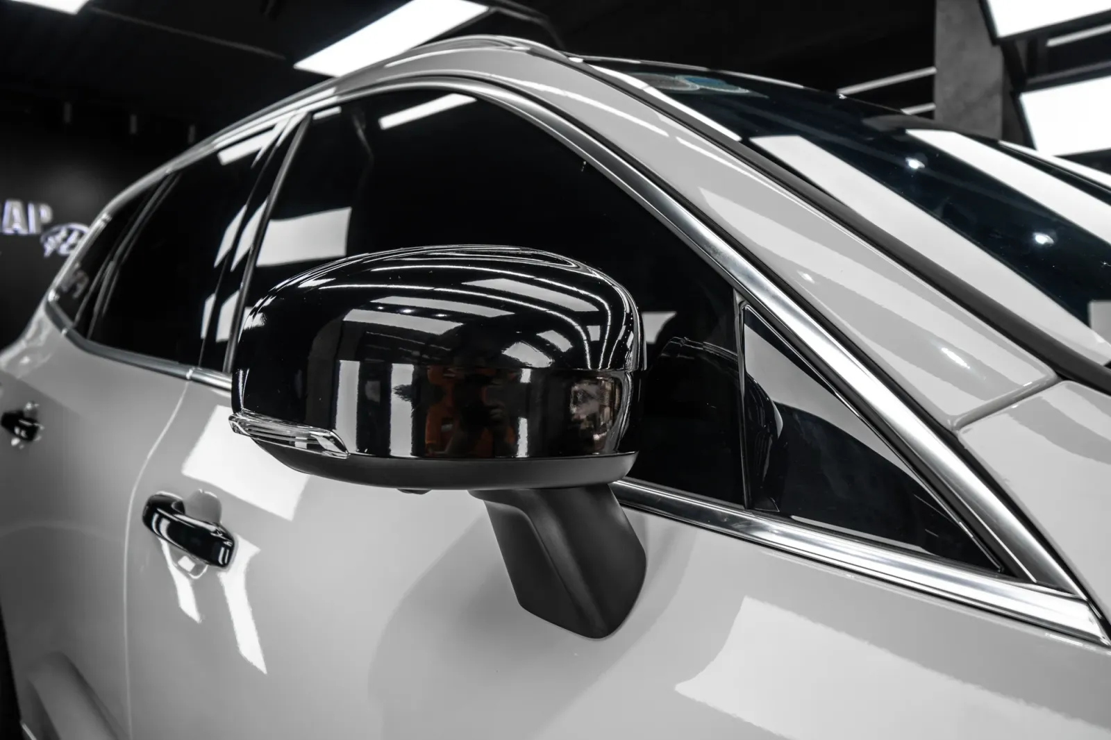 Dán đổi màu xe Volvo XC60 Gloss Volcanic Gray cận cảnh thân xe