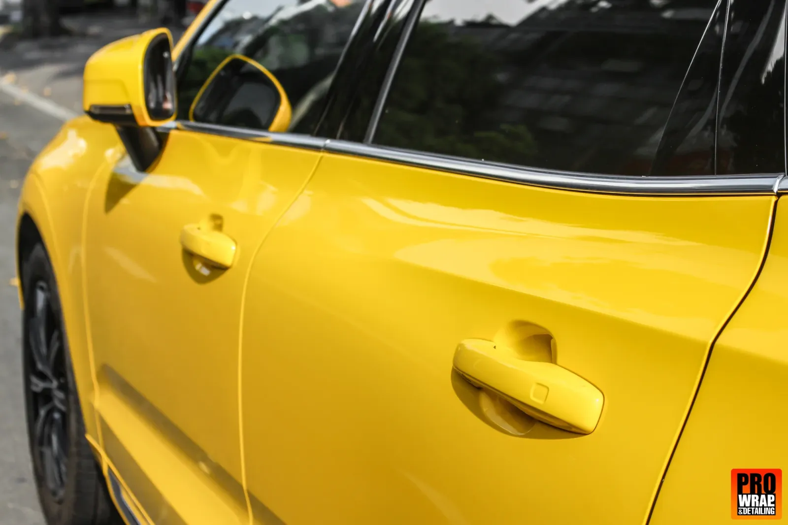 Dán đổi màu xe Volvo XC60 Gloss Sun Yellow cận cảnh thân xe