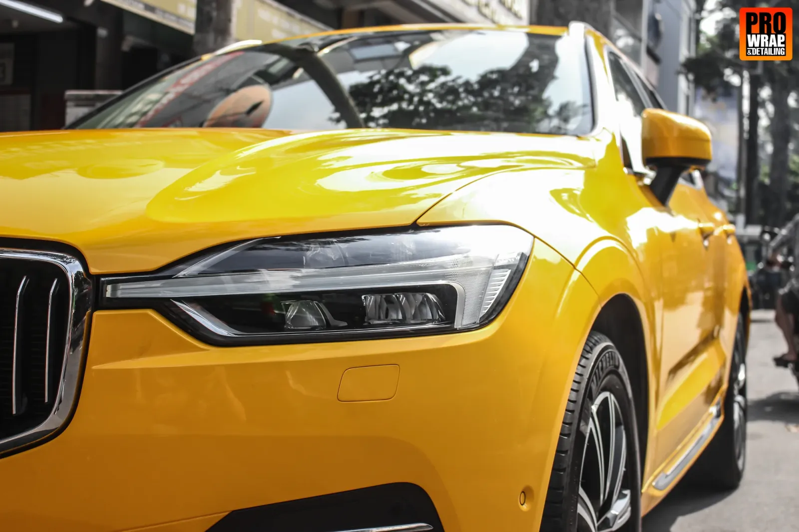 Dán đổi màu xe Volvo XC60 Gloss Sun Yellow góc 3/4 phía trước