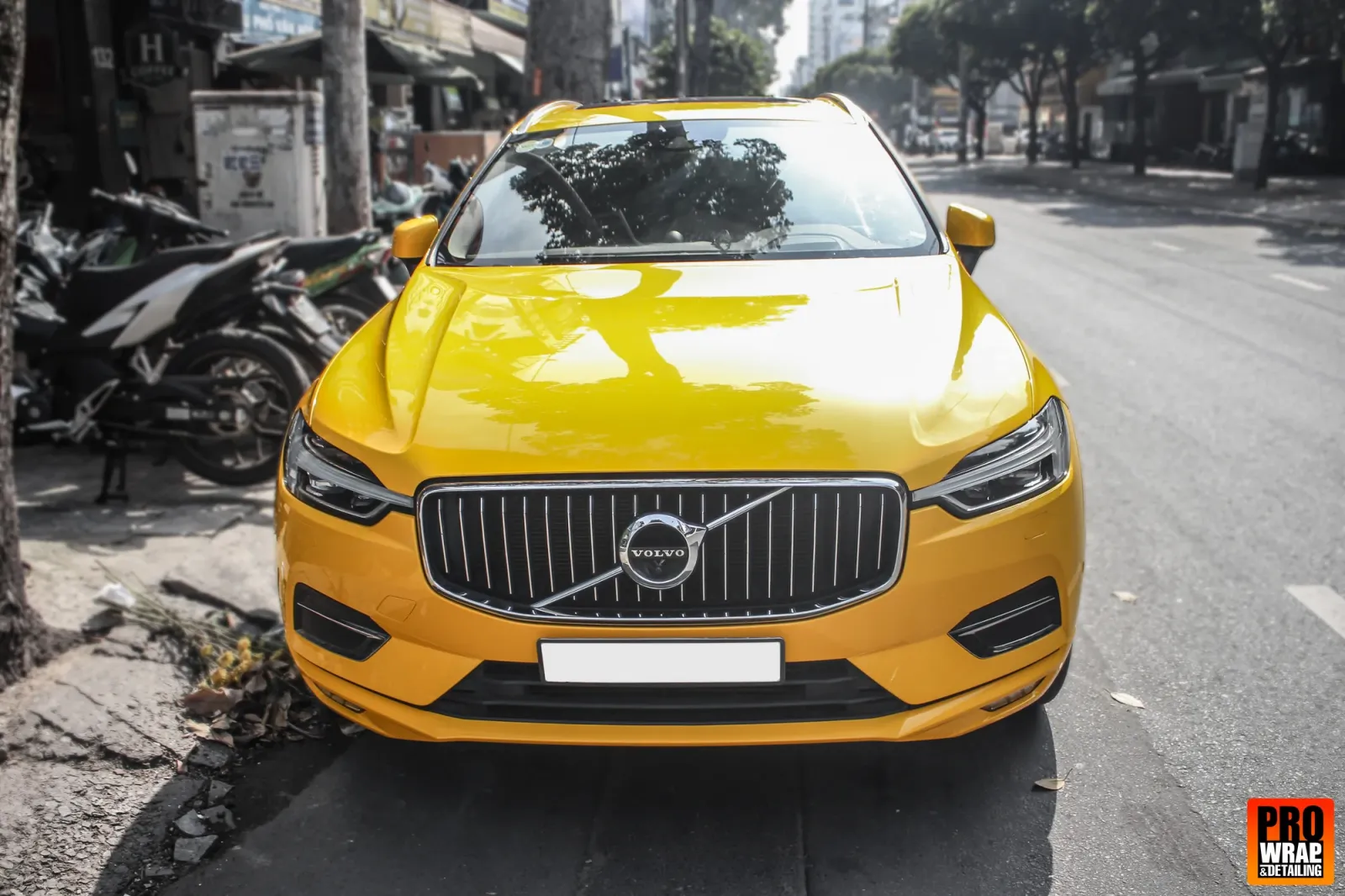 Volvo XC60 Gloss Sun Yellow chi tiết đầu xe sau khi wrap